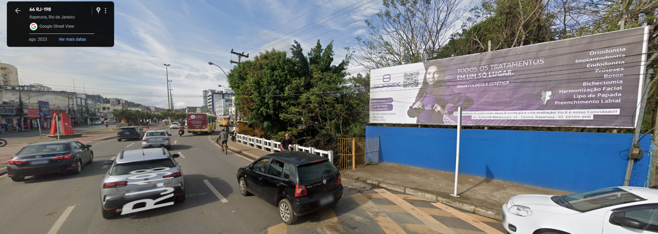 Outdoor em corredor comercial